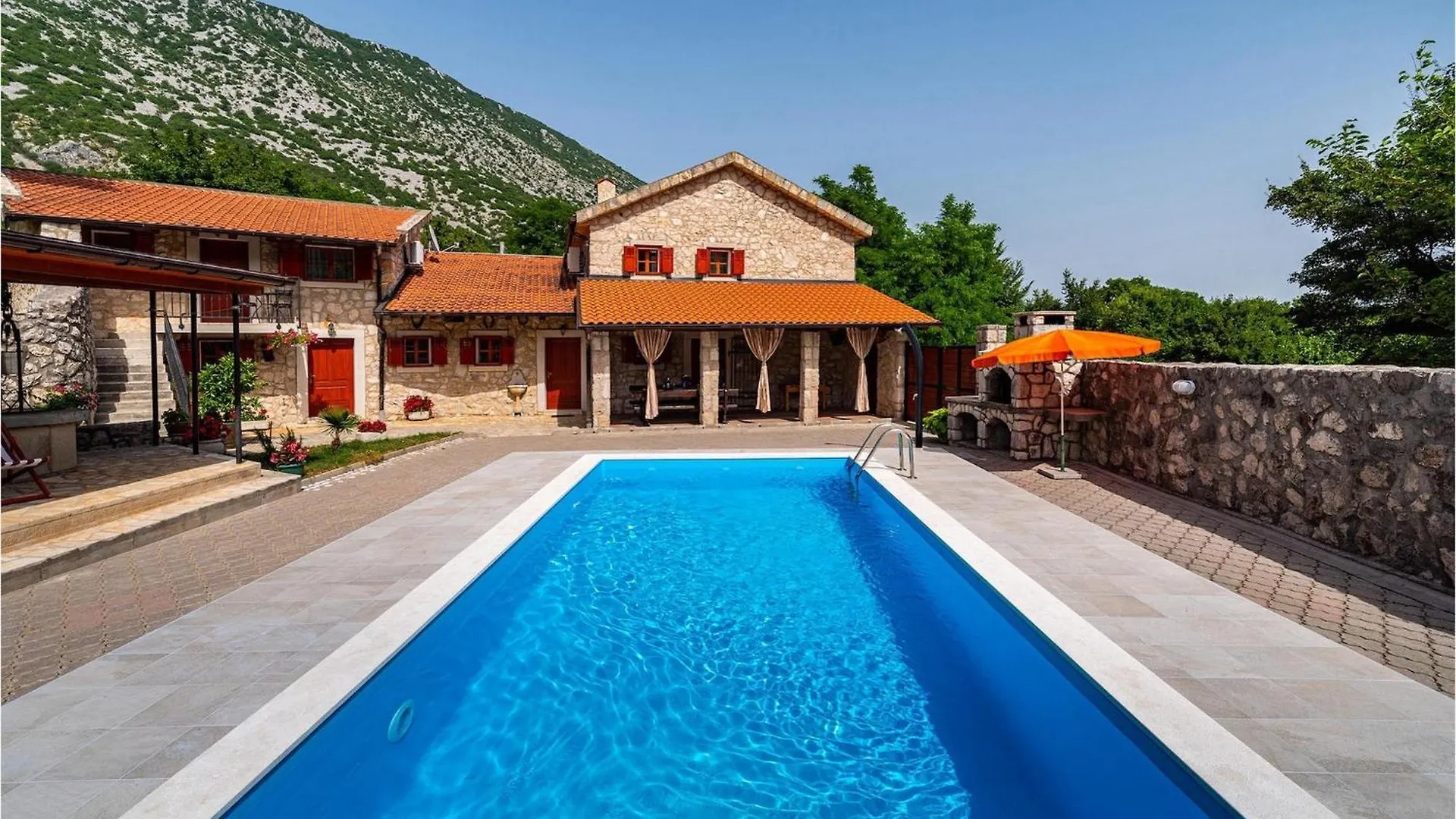 Villa Castra Drivenik 0*,