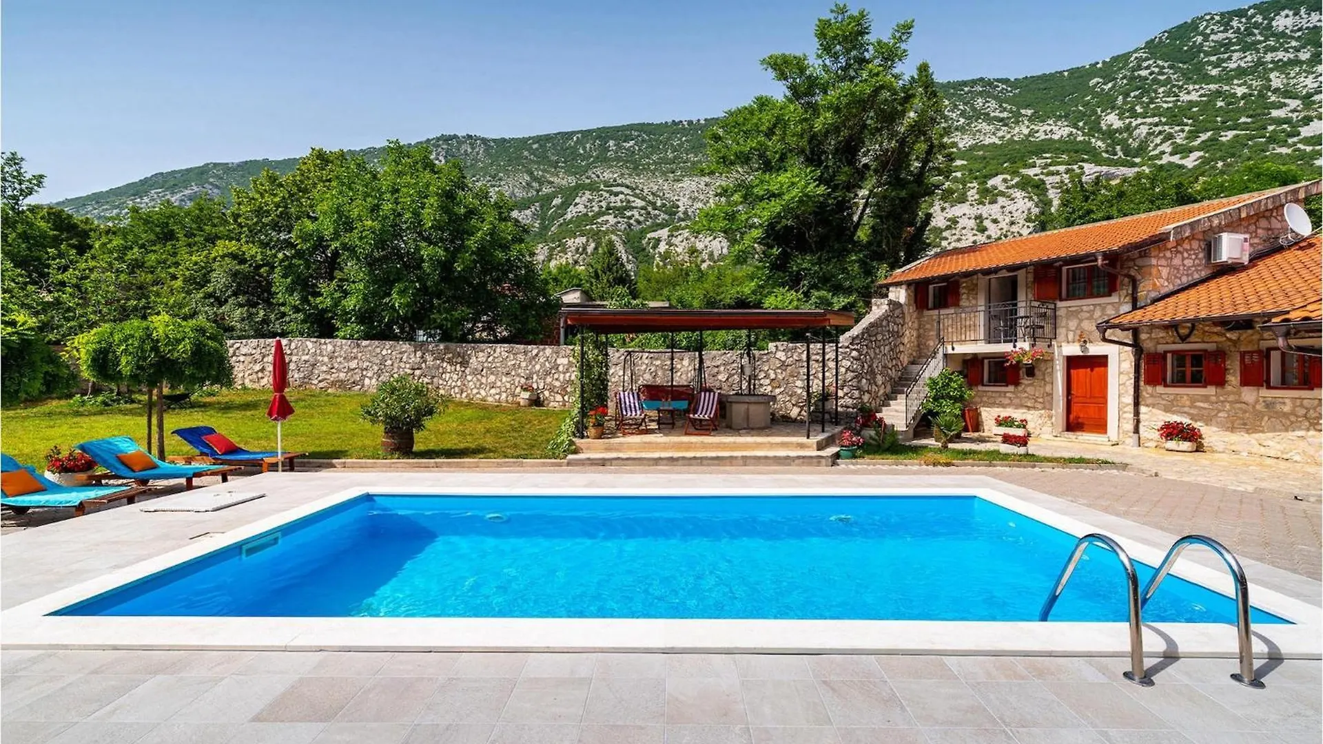 Villa Castra Drivenik 0*,